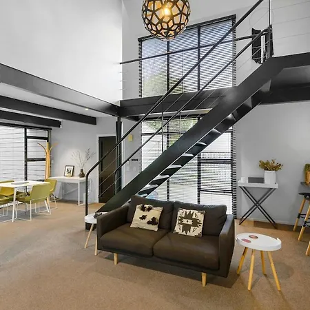 Townhouse In The City With Parking And Courtyard